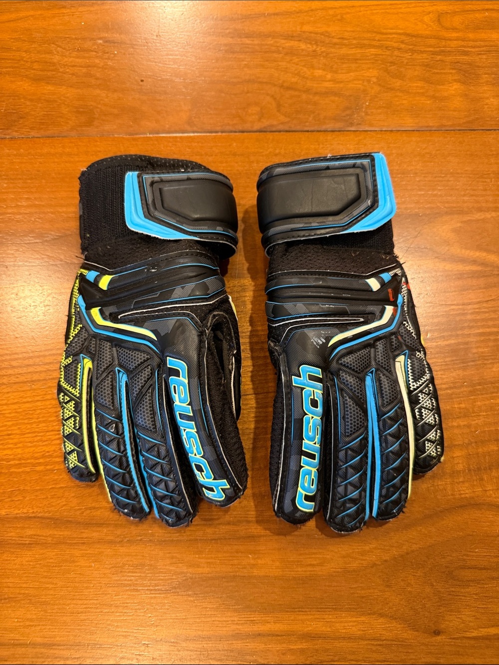 Reusch Attrakt Kids Goalie Gloves Size 5